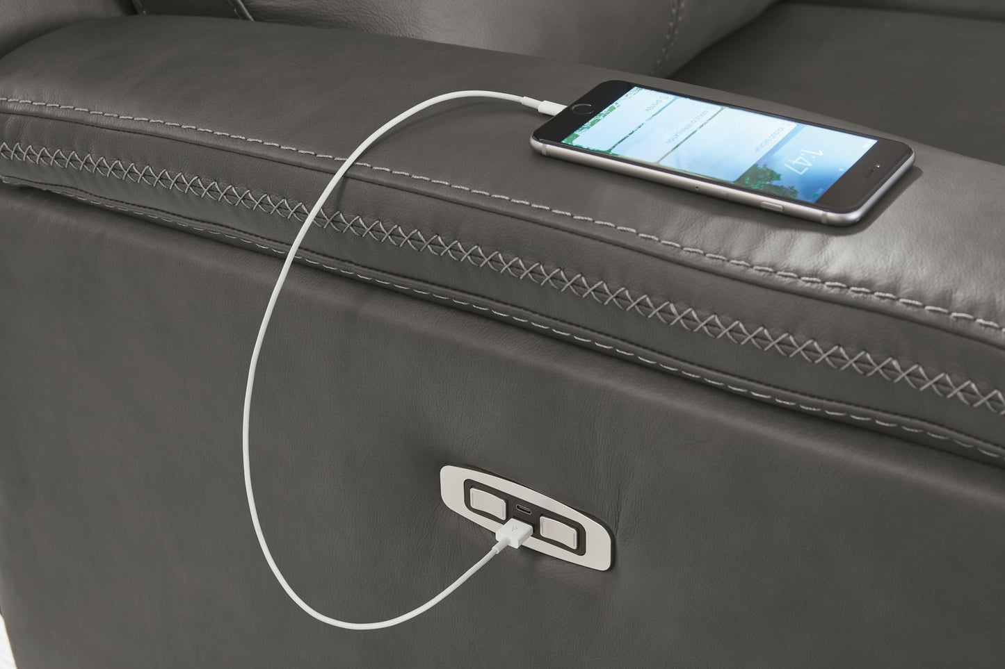 Bleckley - Power Reclining Loveseat With Console / Adjustable Headrest