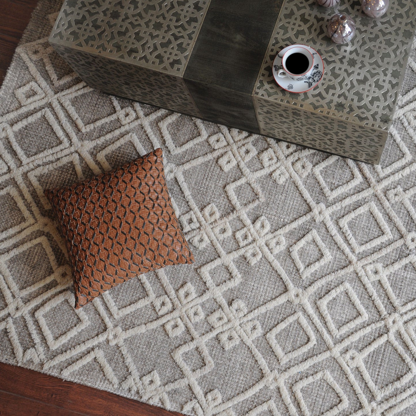 Sieano - 5 X 8 Rug - Gray-Ivory